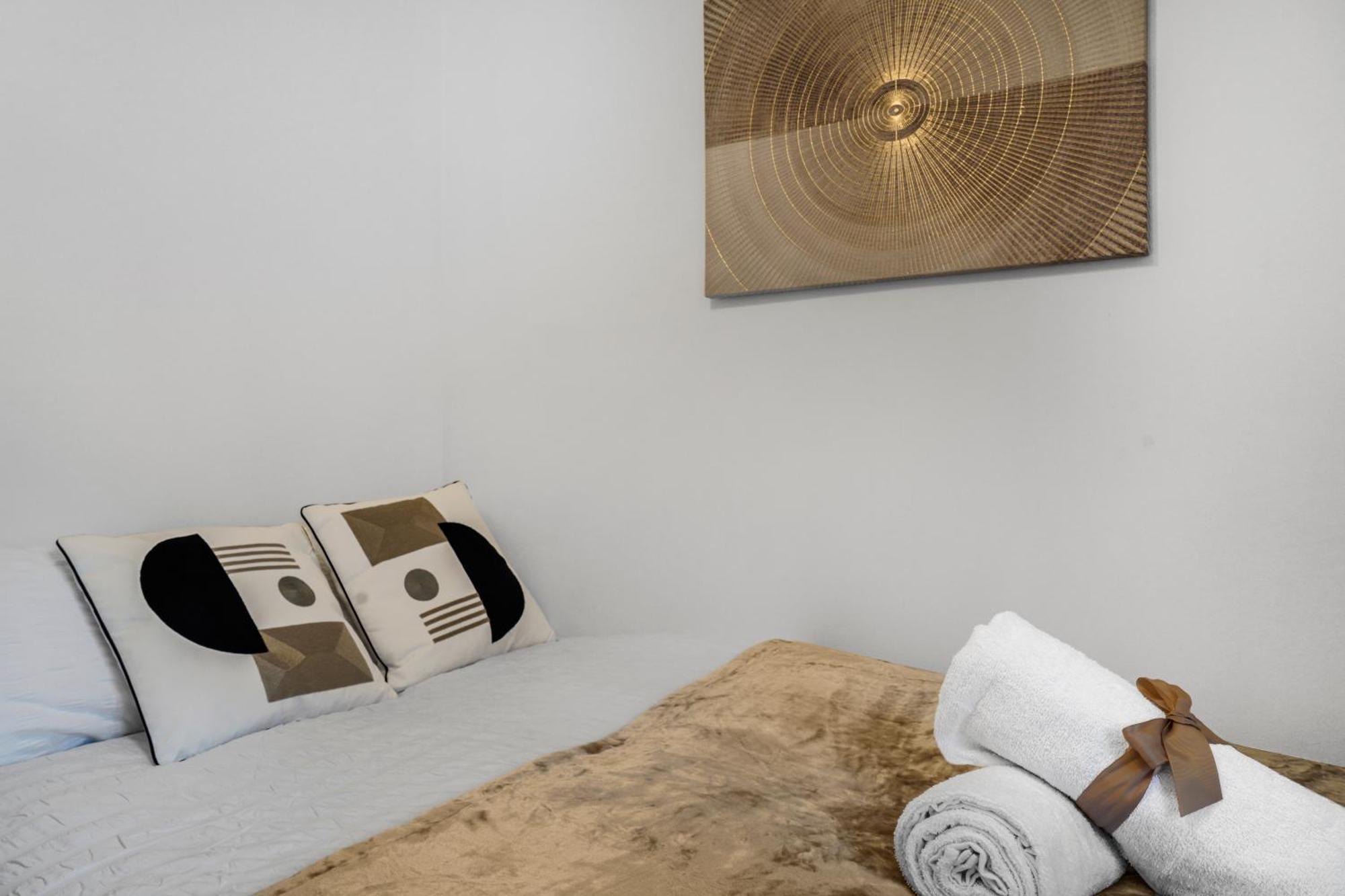 Station & Shops 3Min Walk I Heathrow 15 Mins I X2 Ensuites I Parking X2 Langley Marish Exterior photo