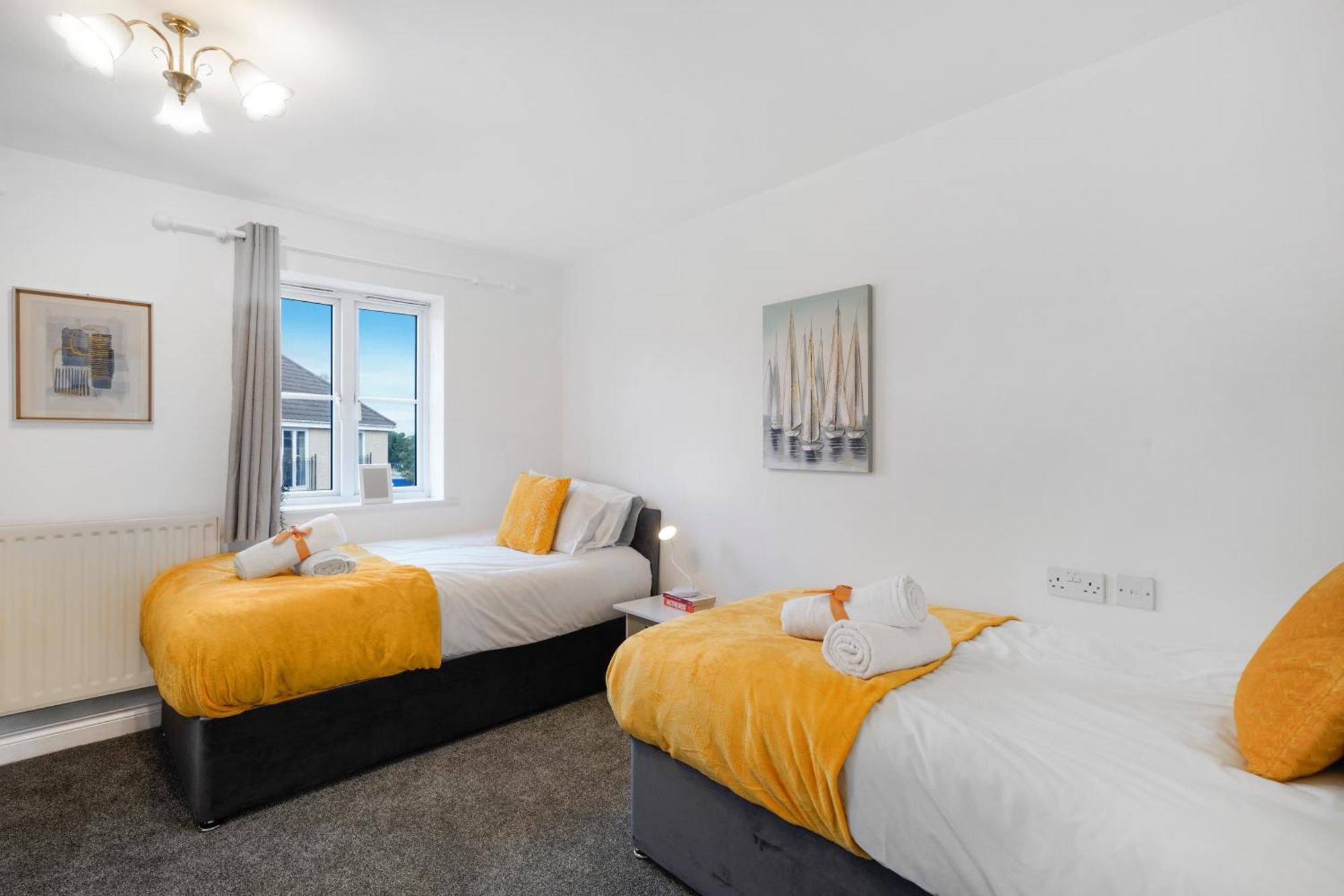 Station & Shops 3Min Walk I Heathrow 15 Mins I X2 Ensuites I Parking X2 Langley Marish Exterior photo