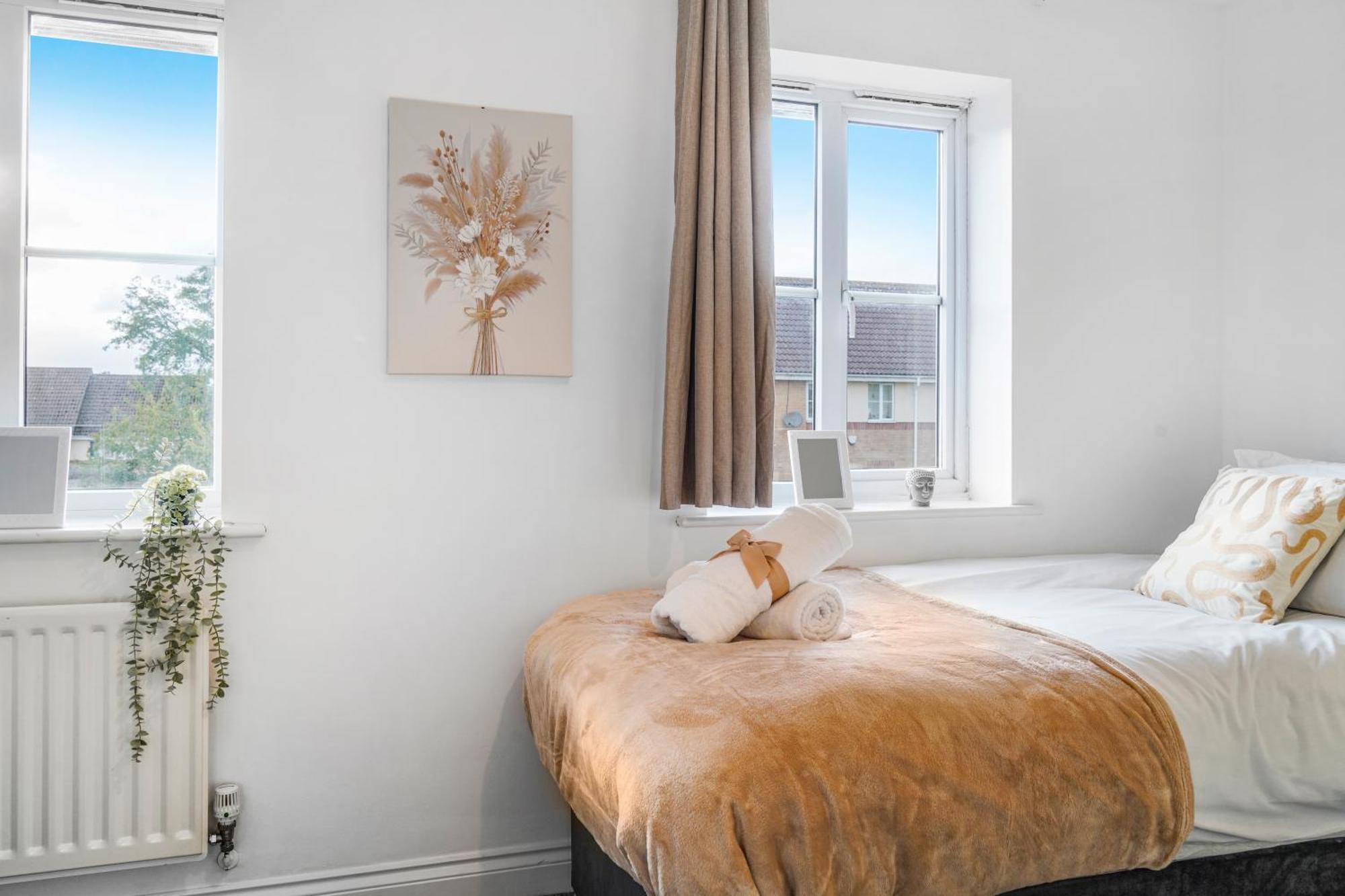 Station & Shops 3Min Walk I Heathrow 15 Mins I X2 Ensuites I Parking X2 Langley Marish Exterior photo