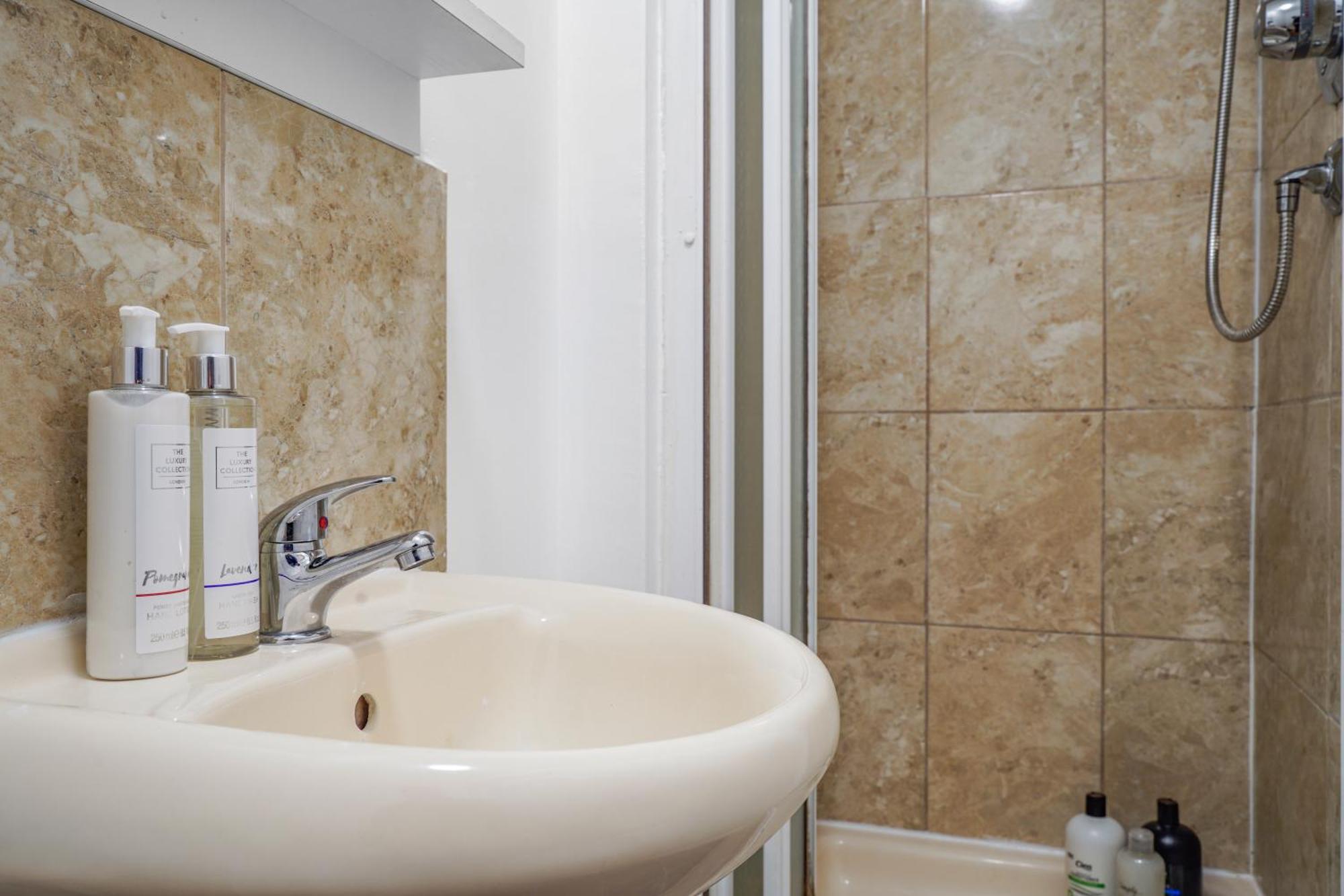 Station & Shops 3Min Walk I Heathrow 15 Mins I X2 Ensuites I Parking X2 Langley Marish Exterior photo