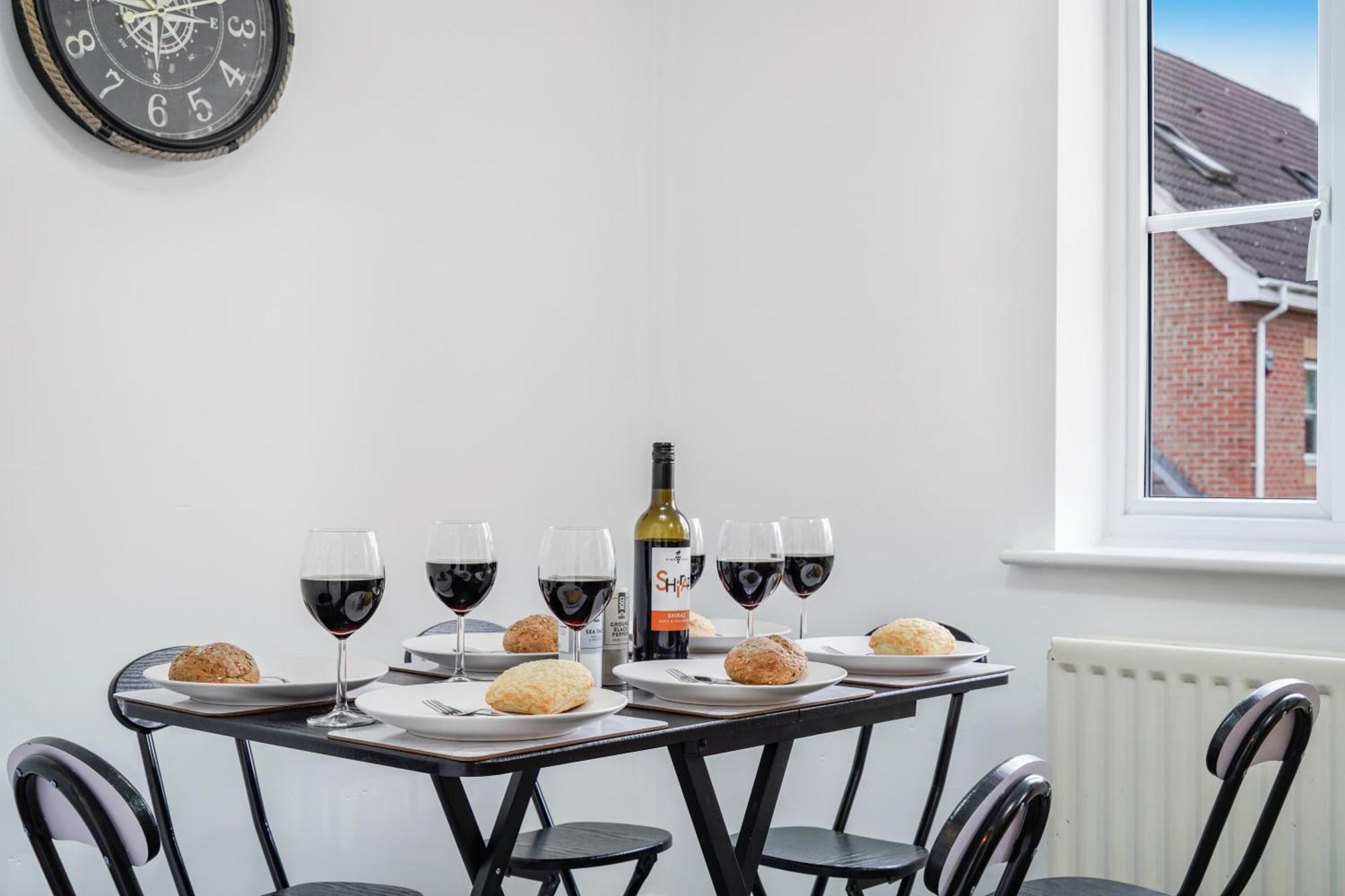 Station & Shops 3Min Walk I Heathrow 15 Mins I X2 Ensuites I Parking X2 Langley Marish Exterior photo