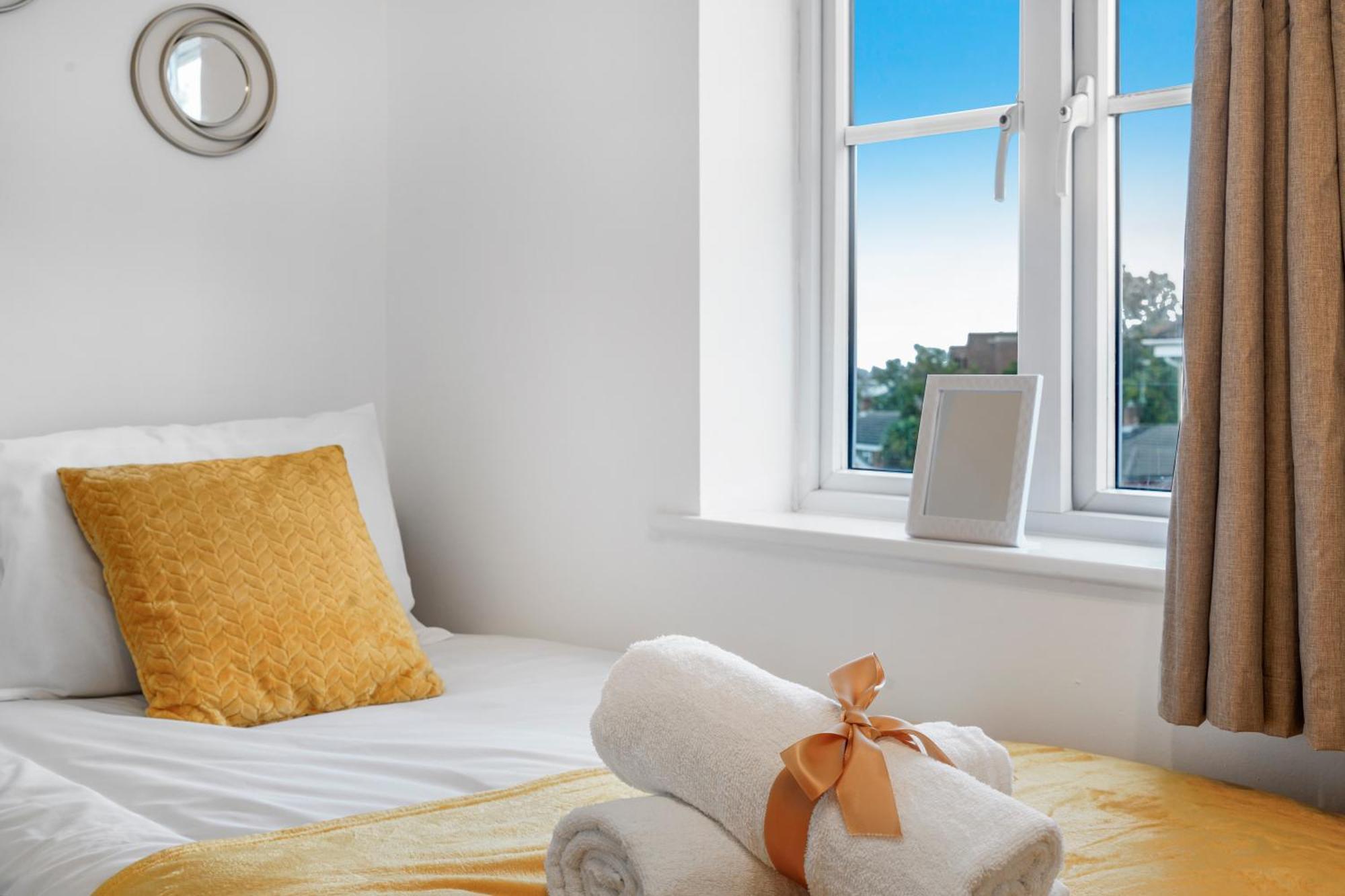 Station & Shops 3Min Walk I Heathrow 15 Mins I X2 Ensuites I Parking X2 Langley Marish Exterior photo